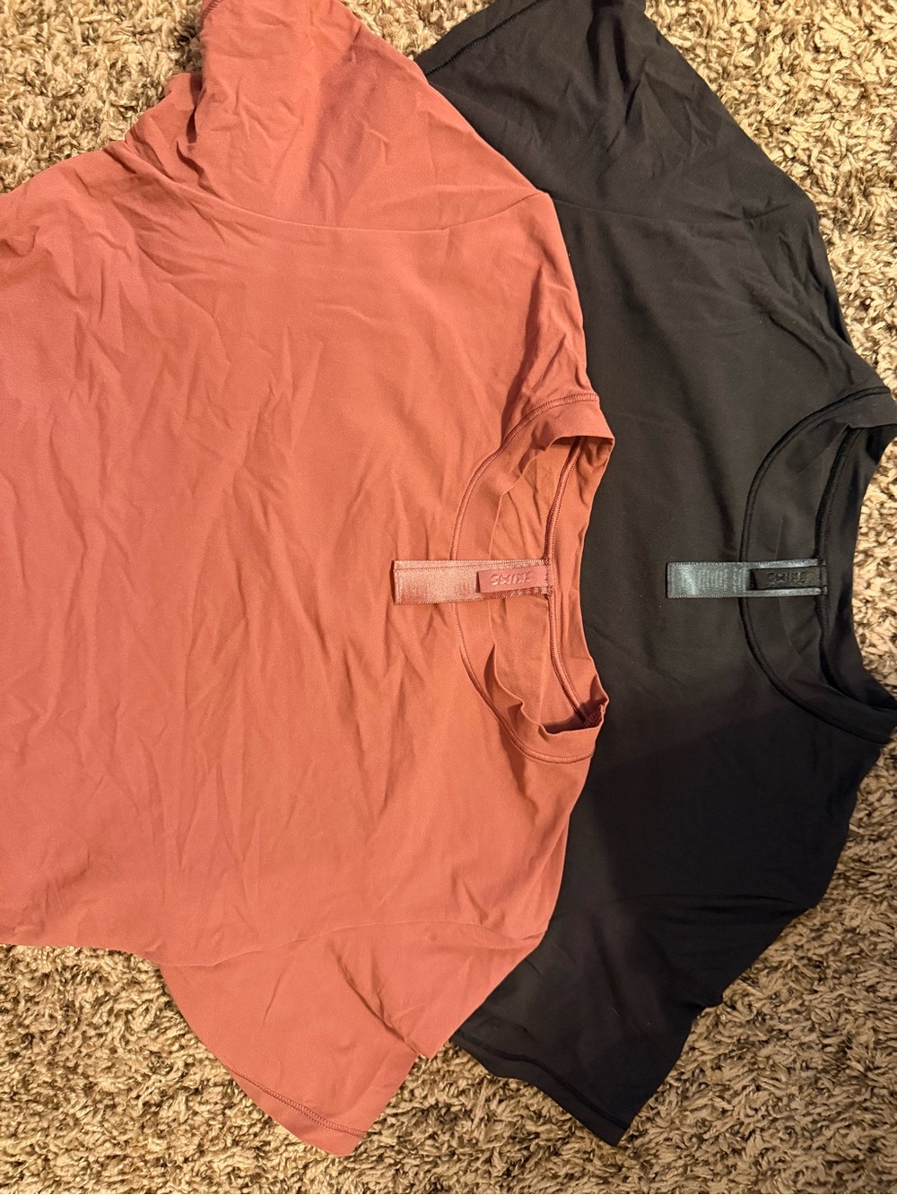 LIKE NEW SKIMS Short Sleeve Basics Tee - mauve pink and Black